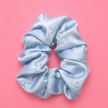 MAJUS SCRUNCHIE SATIN PLATEADO Y AZUL CIELO
